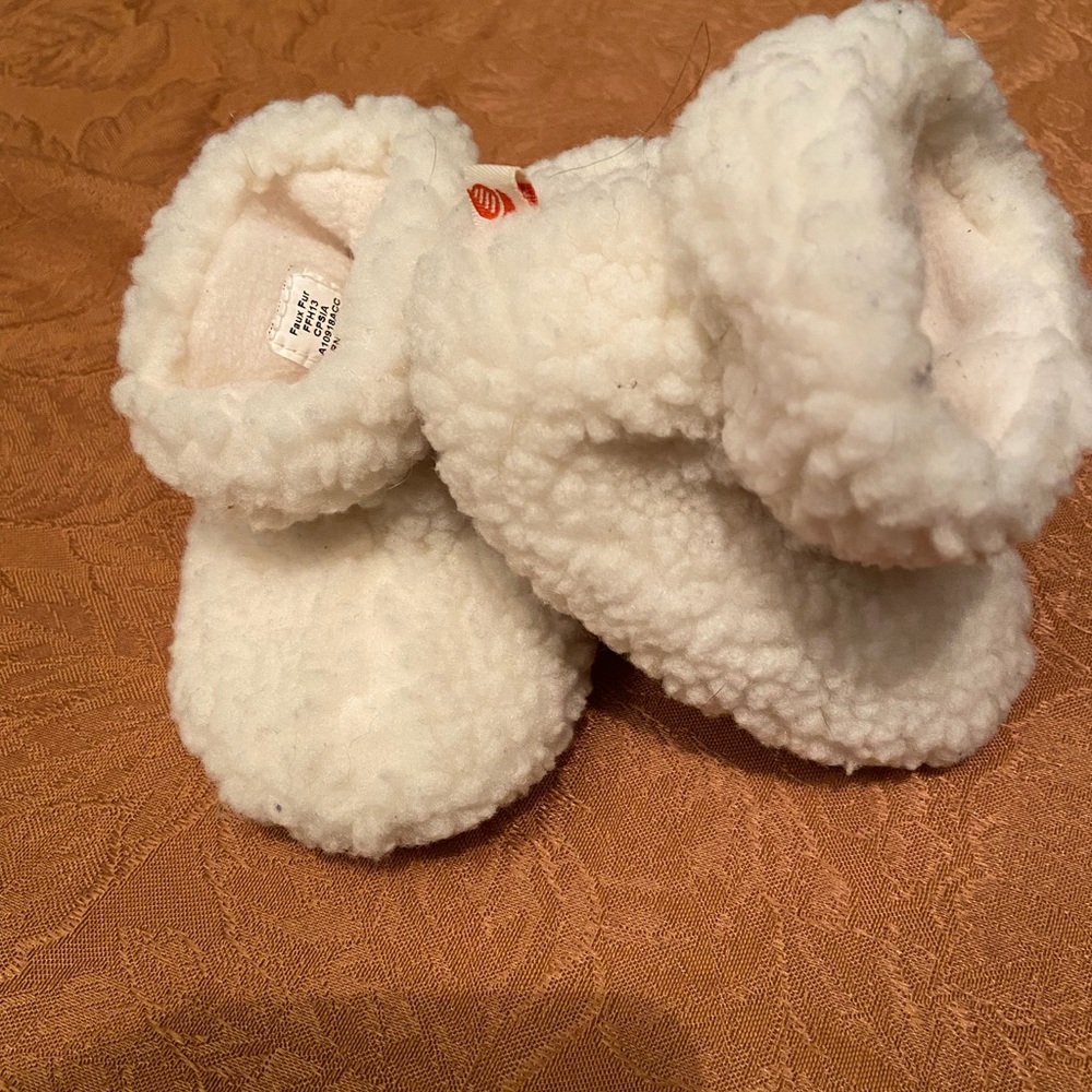 Acorn baby booties